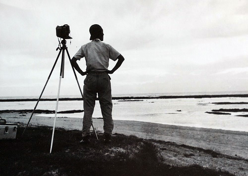 東シナ海を前に想を練る濱谷浩氏 。1963年春、久米島