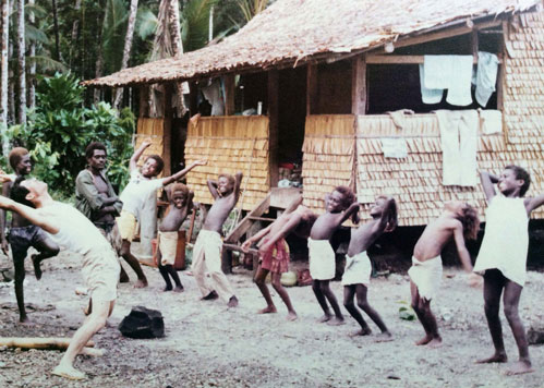 日本テレビ時代、取材先の村の子にラジオ体操を教えたときのスナップ。この家で２週間寝泊まりし、残留日本兵捜しの取材をした。1976年、ソロモン諸島ベララベラ島