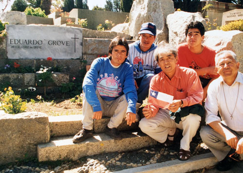 軍事クーデターで倒れたアジェンデ大統領の墓で、地元の人たちと。1994年10月、サンティアゴ