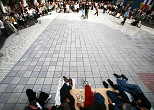 新宿コマ劇場前広場は、ホームレスたちにとって、歌舞伎町で一番安全な「休息地」だった。2008年６月