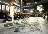 2006年10月、新宿コマ劇場前広場で開かれたファッションショー。和紙で作った斬新な衣装を着たモデルたちが次々と現れ、通行人の目をくぎづけにした。
