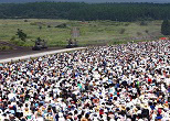 陸上自衛隊の富士総合火力演習。２万人を超える観覧者たちは、どんな思いで演習を見守ったのだろうか。2007年、東富士演習場