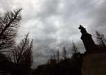 参道中央にそそり立つ大村益次郎の銅像。2014年１月