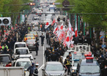 コリアンタウンをデモ行進する嫌韓派の人々。2013年３月、大久保通