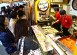 韓国のおやき「ホットク」は、街歩きで人気の軽食。2012年５月、職安通