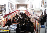 女性たちでにぎわう韓流スターのグッズ販売店。2011年１月