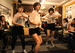 軽快なダンスを披露する韓流アイドルの卵たち。2011年11月