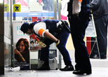 2011年11月、韓流スターのポスターを見入る警官。
