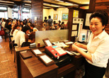 日本人客でにぎわう韓国料理店。2011年９月