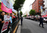 反韓デモ参加者に対して、差別発言の撤回を求める人々。2013年４月、大久保通