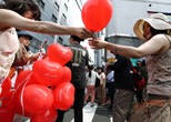 反韓デモにあわせて「仲良くしようぜ」の風船が配られた。2013年６月
