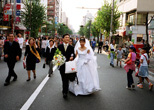 結婚式を終えて大久保通を歩くカップル。2007年４月