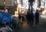 600メートル四方の歓楽街・歌舞伎町。この濃密な地域をパトロールする３人組。2013年７月