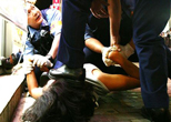 応援に駆けつけた警官がにやけながら加わり、靴で顔を踏みつけた。2008年７月