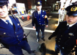 写真ルポ集『歌舞伎町』出版後、顔なじみの警官たちはよそよそしくなり、新入りに荷物検査のいやがらせを受けた。すかさず撮影。2013年３月