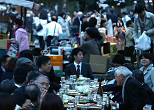 花見の宴会は社業の一部。大先輩へのお酌は忘れないようにね。2013年、上野公園の花見