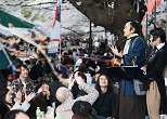 流しザムライとバニーちゃん。リクエストの応え、演歌やポップス曲を熱唱。2010年、上野公園の花見
