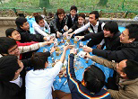 アジア人のグループが乾杯！2013年、上野公園の花見