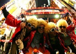 おそろいのハッピ姿でポーズを決めてくれた阪神ファンの４人組。歌舞伎町一番街入口、2007年３月