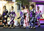 キャバ嬢たちの“花魁”道中。新宿コマ劇場前、2012年９月