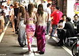 午前１時半すぎ、仕事が終わって衣装をレンタル店に返しに行くのだろうか、歌舞伎町あずま通りで、後ろ姿のステキな美女たちをみかけた。2010年７月