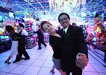 20年近く前、歌舞伎町で一大ホストクラブチェーンを営む愛田武社長との出会った。社長は華やかなネオンで彩られた店内で、常連客の女性とタンゴのリズムにあわせて軽快にステップを踏んでみせてくれた。2011年４月