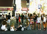 2008年真夏の深夜、人通りの多い歌舞伎町コマ劇場前では、路上に座り込む若い女性たちが目立った。