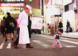 孫のしょうた君と新宿コマ劇場前を散歩する寿司屋の大将。2009年３月