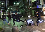 深夜、新宿区役所前で刃物を振り回した男を必死に追いかける警官たち。2013年１月