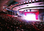 演歌の殿堂・新宿コマ劇場に響くサブちゃん節。この日は北島三郎のロングラン公演の最終日。ボクは2500円を払って途中入場、2321席はファンで埋め尽くされていた。2008年10月