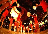 熱演するクラブハイツのダンサーたち。2008年10月