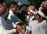 最終日を翌日に控え、18日は村の男たちも加わって綱引きの儀式。