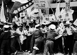 来冲したアイゼンハワー大統領に「日本復帰」を訴える人たち。1960年、那覇市久茂地