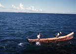 漁に出るサバニ。1974年、鳩間島