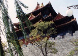 鼓楼（ころう）。「鐘楼」とも呼ばれ、古くから太鼓や鐘の音で時を告げていた。  1992年９月、北京市内