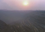 巨大な露天掘りの炭鉱。かつて「満鉄のエネルギー源」だった石炭だが、いまは斜陽。1992年９月、遼寧省撫順市郊外