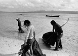 浅瀬ではタコ、干の内（ピーヌウチ）ではツノマタがよく獲れる。1974年、沖縄・鳩間島