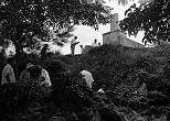 戦跡をめぐる京都の慰霊団。繁みにわけ入り肉親の遺骨をさがす。山野ではいまも4000柱近い遺骨が風雨にさらされたままだ。1959年、沖縄県旧糸満町