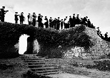 中城城跡の城壁に上がり、沖縄戦を「研究」する陸上自衛隊の幹部候補生。1966年、沖縄県中城村