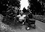 道ばたに座りこむ老女。2002年、沖縄・波照間島