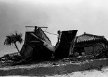 台風で陸に打ち上げられたクリ舟。1959年、沖縄・与那国島