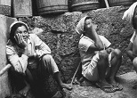 天水や井戸水に頼っていた時代、水くみは女たちの重要な日課だった。干ばつの年は枯れた井戸の前に女たちが並んだ。1963年、沖縄・久高島
