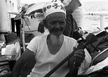 小島通いの連絡船。乗客同士うたい、語り、楽しいひとときを過ごす。1972年、沖縄・多良間島