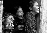 孤島で暮らす人々の生きがいは、毎年めぐってくる祭り。「祭りがあるから、またこの先１年を生きていける」と話す老女も。1972年、沖縄・宮古島
