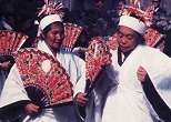 イザイホウの一場面、外間ノロの内間カナさんとウメーギの西銘シズさん。1966年、沖縄・久高島