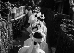 イザイホウの一場面、神人になって集落に帰ってきた女たち。1966年、沖縄・久高島