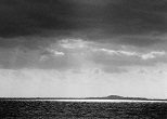 鳩間島は西表島の北方７キロに位置する。周囲3.9キロ、面積１平方キロ。海の荒れる冬場は何日も船の便が途絶える。