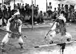 祭りの日、最大の見せ場は各年代ごとの男たちが演じる棒術。年寄りたちは我が子に注ぐような熱い眼差しで若者たちの勇姿を楽しむ。1982年8月、鳩間島