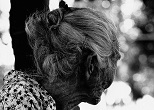 １世紀近くにわたり鳩間島の盛衰を見つめてきた西原モウシさんは89歳。白髪の美しい礼儀正しい、そしてよく働く老女だった。1982年8月