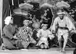 寂しさに耐え、ワンポイント・リリーフで学校をつないだ幼い子どもたちも、八重山地方伝統の集団演舞「まみどうま」を踊り、祝いの座をわかせた。1984年4月、鳩間島